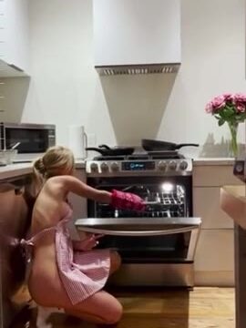 Daisy Keech Nude coocking [ Onlyfans ]